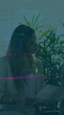 Muhtelif işadamları ve iş kadınlarının ofiste tartıştıkları finansal veri işleme animasyonları. Küresel finans ve iş teknolojisi kavramı