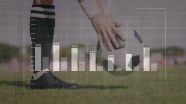 Kadın futbolcu, spor analizi ölçümleri için çıta çizelgeleri yükselirken çömelmiş topu tutuyor. Atletik, performans, biyomekanik, dijital, eğitim, fitness, rekabetçi