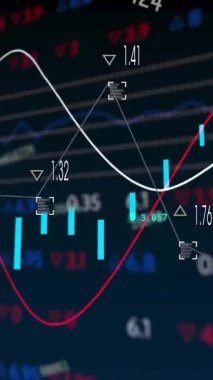 Karanlık arka planda finansal veri işleme animasyonu. Küresel iş, ağlar, bağlantılar, hesaplama ve veri işleme kavramı dijital olarak oluşturulmuş video.