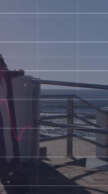 Gezintide scooter 'ı olan Afrikalı Amerikalı bir kadının veri işleme animasyonu. küresel iş ve dijital arayüz kavramı dijital olarak oluşturulmuş video.