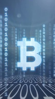 Mavi arkaplan üzerinde ikili kodlama işleme ve bitcoin sembolü animasyonu. Şifreli para birimi sanal küresel finans sektörü konsepti dijital olarak oluşturulmuş görüntü.