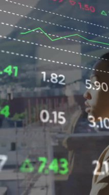 Afro-Amerikan iş kadınının veri işleme animasyonu. Küresel iş ve dijital arayüz kavramı dijital olarak oluşturulmuş video.