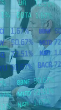 Ofiste birlikte çalışan çeşitli meslektaşlarla istatistikleri gösteren dijital arayüz animasyonu. dijital arayüz ve küresel iş, dijital olarak oluşturulan video