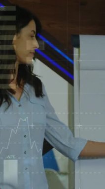 Kafkasyalı iş kadınının toplantıda veri işleme animasyonu. Küresel iş ve dijital arayüz kavramı dijital olarak oluşturulmuş video.