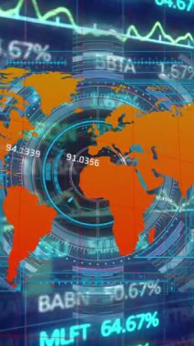 Finansal veri işleme animasyonu ve karanlık arka planda dünya haritası. Küresel iş, finans ve veri işleme kavramı dijital olarak oluşturulmuş video.