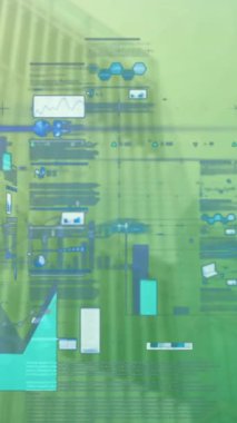 Açık gökyüzüne karşı binaların alçak açılı görüntüsü üzerinde bilgi arayüzü animasyonu. Dijital bileşik, çoklu pozlama, rapor, iş, ilerleme, mimari ve teknoloji kavramı.