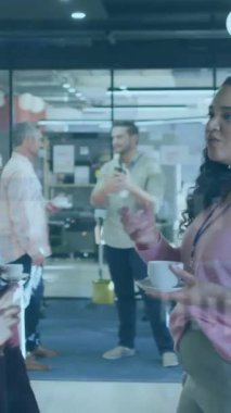 Muhtelif meslektaşların ofiste kahve içmesi üzerine veri işleme animasyonu. Küresel iş, iletişim, finans ve dijital arayüz kavramı dijital olarak oluşturulmuş video.