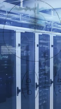 Bilgisayar sunucu odasına karşı veri işleme ve matematiksel denklemlerin animasyonu. Bilgisayar arayüzü ve iş veri depolama teknolojisi kavramı