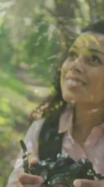 Bir ağaçta, dijital kamerayla fotoğraf çeken Afrikalı Amerikalı kadın fotoğrafçıya karşı duruyor. dünya fotoğraf günü farkındalık kavramı