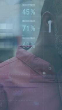 Bilgi arayüzü animasyonu, kıdemli Afro-Amerikan adam sosisli yiyor ve cep telefonu kullanıyor. Dijital bileşik, çoklu pozlama, rapor, iş, gıda, küresel, emeklilik ve teknoloji.