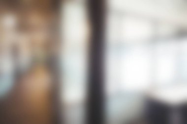 Modern ofis koridorunun odaklanmamış görüntüsü