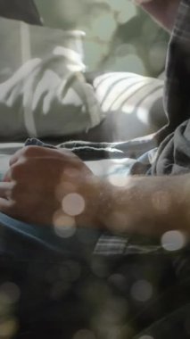 Engelli beyaz adamın tekerlekli sandalyede oturması üzerine ışıklı noktaların canlandırılması. Uluslararası Engelliler Günü konsepti dijital olarak oluşturulmuş video.