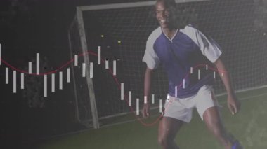 Top vardığında futbolcu veri kaplamalarıyla bükülüyor ve top savunma kalesine doğru fırlıyor. Sporcu, spor, aksiyon, enerjik, dinamik, gece, hassasiyet