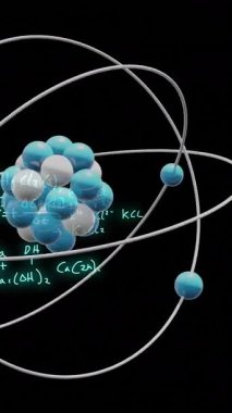 Siyah zemin üzerinde dönen atom modelinin ve veri işlemesinin animasyonu. Küresel bilim, araştırma, bağlantılar, hesaplama ve veri işleme kavramı dijital olarak oluşturulmuş video.