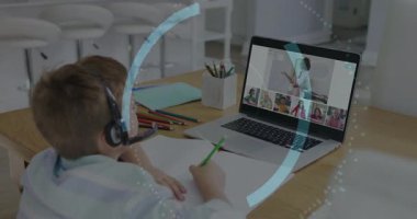 Öğrenci kalem kaldırıyor, sanal derste not alıyor, mavi daireler dizüstü bilgisayarın üzerinde birleşiyor ve zarf atıyor. Eğitim, e-öğrenim, sanal, odaklı, teknoloji, sınıf, ev