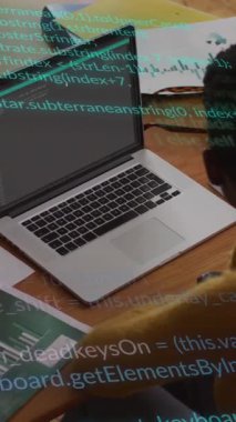 Evde çalışan bir dizüstü bilgisayarla Afro-Amerikan kadının veri işleme animasyonu. Ağ, veri, dijital arayüz, iş, uzaktan çalışma ve iletişim, dijital olarak oluşturulmuş video.