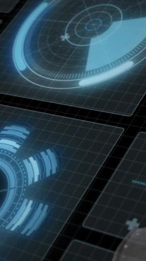 Veri işleme animasyonu ve siyah arka planda gülümseyen beyaz iş adamı. küresel teknoloji ve dijital arayüz kavramı dijital olarak oluşturulmuş video.