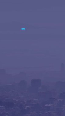 Şehirdeki sosyal medya tepkilerinin ve fotoğraflarının animasyonu. Küresel ağ, sosyal medya ve teknoloji kavramı dijital olarak oluşturulmuş video.