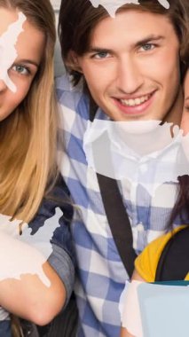 Tahta masa ve Amerikan bayrağı üzerinde gülümseyen dostların animasyonu. Vatanseverlik ve kutlama konsepti dijital olarak oluşturulmuş video.