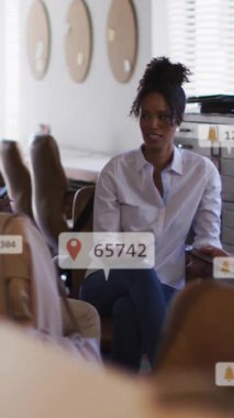 Muhtelif iş arkadaşlarının ofiste fikir paylaşımı üzerine bilgilendirme çubuklarının animasyonu. Dijital bileşik, çoklu pozlama, iş, tartışma, planlama, sosyal medya anımsatıcı ve takım çalışması kavramı.