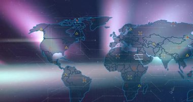 Ana hatların ortaya çıkmasıyla, harita küresel ağı görselleştiren simge ve çizgilerle genişliyor. Teknoloji, bağlantı, dijital, ağ, görselleştirme, yenilik, veri