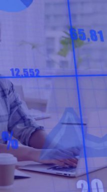 Kafkasyalı iş kadınının dizüstü bilgisayarla tarama ve veri işleme animasyonu. Küresel finans, iş, bağlantılar, hesaplama ve veri işleme kavramı dijital olarak oluşturulmuş video.