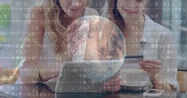 Kredi kartı alınıyor. İnternetten ödeme yapan iki kadın satın alınmak üzere dünya kodu ile örtüşüyor. Teknoloji, işbirliği, kentsel, modern, iletişim, bağlantı, finans