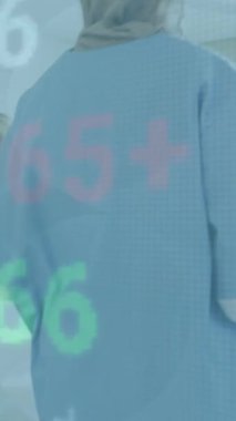 Röntgen raporunu inceleyen çeşitli kadın doktor ve sağlık çalışanları üzerinde veri işleme animasyonu. Küresel ekonomi ve tıbbi sağlık teknolojisi kavramı