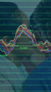 Ofiste çalışan iş adamları üzerinde finansal veri işleme animasyonu. Küresel hesaplama, finans, iş ve veri işleme kavramı dijital olarak oluşturulmuş video.