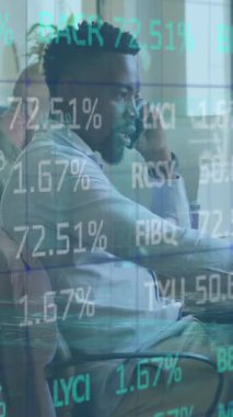 Ofisteki çeşitli iş adamları üzerinde veri işleme animasyonu. Küresel iş ve dijital arayüz kavramı dijital olarak oluşturulmuş video.