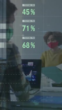 Ofisteki yüz maskesi takan bir grup meslektaşın istatistiklerinin canlandırması. küresel covid 19 salgın, sağlık ve tıp konsepti dijital olarak üretilen video.