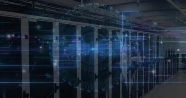 Sunucu raflarında beliren soluk mavi ışın çevirme ve kaydırma taramalarını başlatıyor. Teknoloji, siber güvenlik, veri edinme, dijital arayüz, yenilik, ağ altyapısı, otomasyon