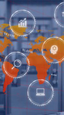 Dünya haritası ve kütüphanesinde simge ve veri işleme animasyonları. Küresel eğitim, bağlantılar, dijital arayüz, hesaplama ve veri işleme kavramı dijital olarak oluşturuldu.