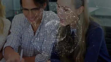 Meslektaşlar tableti tıklatırken ağ görselleştirmesi de 3 boyutlu küreyi teknik analiz için cisimleştiriyor. İşbirliği, veri, yenilik, teknoloji, takım çalışması, görselleştirme, analiz