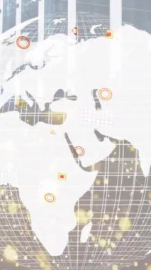 Küre animasyonu ve dijital ekranlarda veri işleme. Dijital olarak oluşturulan küresel ağ, veri işleme ve teknoloji konsepti.