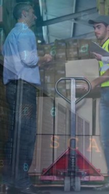 Sunucular üzerindeki çeşitli depo çalışanlarının animasyonları. İş, finans, teknoloji ve dağıtım hizmetleri konsepti dijital olarak oluşturuldu.