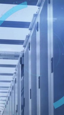 Sunucu odasının üzerinde ağ güvenliği asma kilit ikonu olan dairesel tarayıcının animasyonu. Veri, güvenlik, dijital arayüz, bağlantı, işlem ve iletişim, dijital olarak oluşturulmuş video.