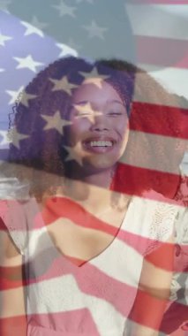 Sahilde eğlenen çift üzerine Amerikan bayrağı animasyonu. Romantizm, vatanseverlik, tatil, özgürlük, aşk, yaz