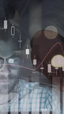 İstatistik ve mali veri işleme animasyonları mimar ve toplantı planları üzerine. küresel mimari, iş ve veri işleme kavramı dijital olarak oluşturulmuş video.