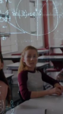 Matematiksel denklemlerin okul çocuklarının öğrenmesi üzerine animasyonu. küresel eğitim, teknoloji ve bağlantılar konsepti dijital olarak oluşturulmuş video.