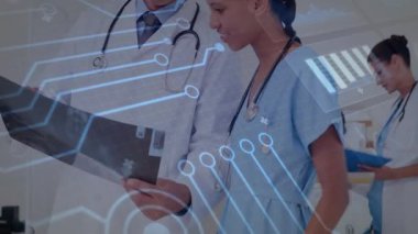 Dijital devre tanıyı yoğunlaştırırken doktor X-ray cihazını hemşirelerle işbirliği içinde tutuyor. Tıbbi, sağlık, teknoloji, profesyonel, teşhis, işbirliği, yenilik