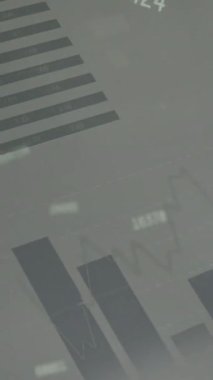 Gri arka planda finansal veri işleme animasyonu. Küresel finans, iş, bağlantılar, hesaplama ve veri işleme kavramı dijital olarak oluşturulmuş video.