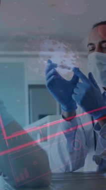 İstatistik grafiği ve kovid 19 hücrenin animasyonu. Erkek doktor insana aşı gösteriyor. Coronavirus covid 19 salgını sırasında sağlık ve koruma dijital olarak üretilen video