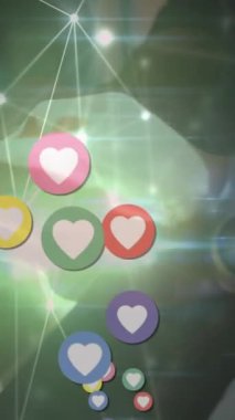 Akıllı telefon kullanan bir adamın orta bölümündeki kalp ikonlarının ve bağlantı ağının animasyonu. Sosyal medya ağı ve iş teknolojisi kavramı