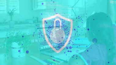 Bilgisayar kullanan bir kız, siber güvenlikteki mavi parçacıkları kullanarak parmak izi kalkanı ağı üretiyor. Teknoloji, yenilik, bağlantı, dijital, güvenlik, eğitim, fütüristik
