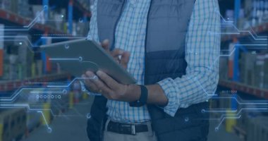 Depo müdürü, stok doğrulaması için rafları tararken tableti tıklatıyor ve 3D veri araklıyordu. Envanter, lojistik, dijital, endüstriyel, organizasyonel, geleceksel, teknoloji