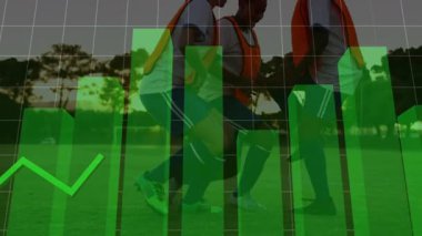 Yeşil çubuklar günbatımı tarlasında kalan kadınları canlandırıyor. Grafik büyümesi için ayaklarına beşlik çakıyor. Atletizm, takım çalışması, motivasyon, performans, açık hava, aktivite, canlılık