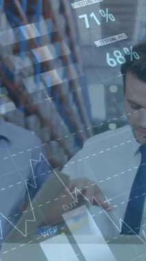 Depoda çalışan adamların istatistik ve mali veri işleme animasyonları. küresel gönderim ve bağlantılar konsepti dijital olarak oluşturulmuş video.