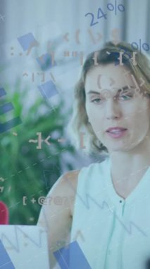 Toplantıda iş kadını ve iş arkadaşlarıyla grafikler ve verilerle arayüzün animasyonu. iletişim teknolojisi dijital arayüz kavramı, dijital olarak oluşturulmuş video.