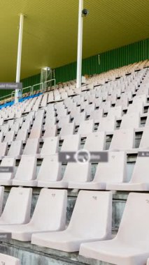 Spor stadyumundaki boş stantların üzerindeki afişler üzerinde sosyal medya simgelerinin canlandırılması. küresel çevrimiçi iletişim, dijital arayüz ve teknoloji konsepti dijital olarak oluşturulmuş video.